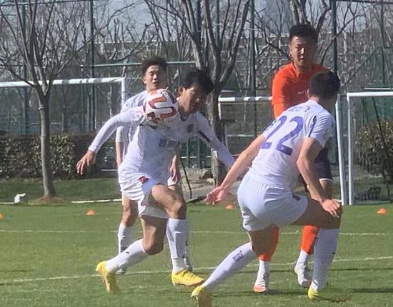 电影《漫长的告白》曝特辑 辛柏青挑战反差演绎 2022-08-02 8月2日,电影《漫长的告白》发布“立春”辛青柏特辑,该片由张律执导,耐安监制,倪妮、张鲁一、辛柏青领衔主演。